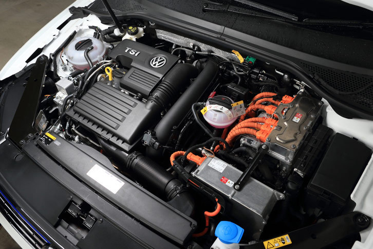パワートレインは1.4リッター直4ターボエンジンと走行／発電用モーターの組み合わせ。システム全体で218psの最高出力を発生する。