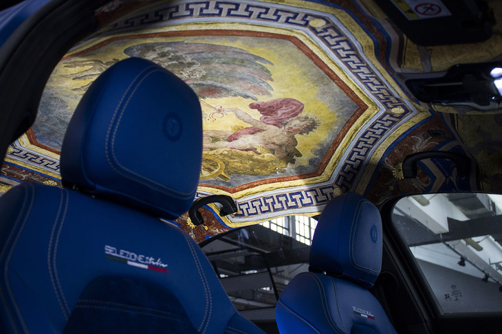 見上げれば、マニエリスム時代の壮麗なフレスコ画がある。