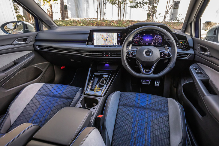 カーボン調のデコラティブパネルと2つの大型ディスプレイが目を引く「ゴルフRヴァリアント」のインストゥルメントパネル。デジタルメータークラスター「デジタルコックピットプロ」は10.25インチサイズの、ダッシュボード中央に置かれた純正インフォテインメントシステム「ディスカバープロ」は10インチサイズのタッチスクリーンが採用されている。