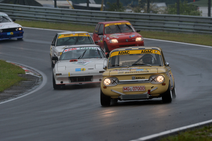 「24hクラシック」では、2クラスに計206台がエントリー。車種バリエーションが多彩で、AE86型「トヨタ・カローラレビン」といった国産モデルから「NSU TT」まで、さまざまな名車が参戦した。しかも、パレードラン的な要素はなく、レースは真剣勝負そのもの。旧型車といえどもスピードレンジは高く、迫力満点のバトルが展開されていた。