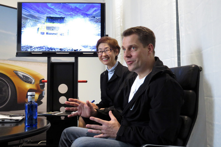 「Gクラス」のフルモデルチェンジについて、「ないほうに賭けます（笑）」と回答したグーテンケ氏。通訳者（奥）のユーモアを理解した通訳も、インタビューの雰囲気を和らげた。