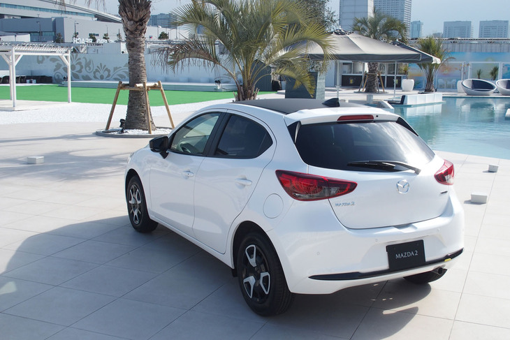 マツダ2 15 BD（リアビュー）