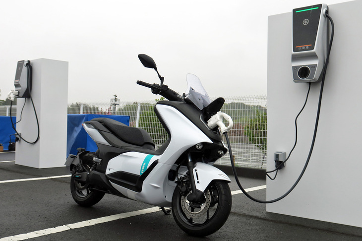 ヤマハは、短距離移動用のモデルでは脱着バッテリー式、より長い距離を走るモデルでは固定バッテリー式の電動二輪が主流となるとみている。