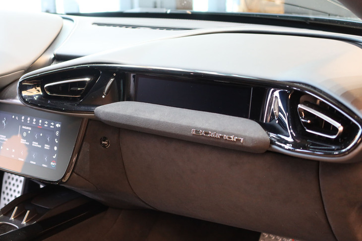 フェラーリ12チリンドリ（助手席用ディスプレイ）