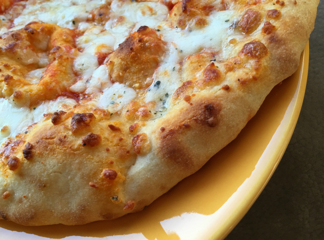 イタリアの伝統的ピッツァは、極めてシンプルである。焼き加減とともに、具の新鮮さが出来を左右する。