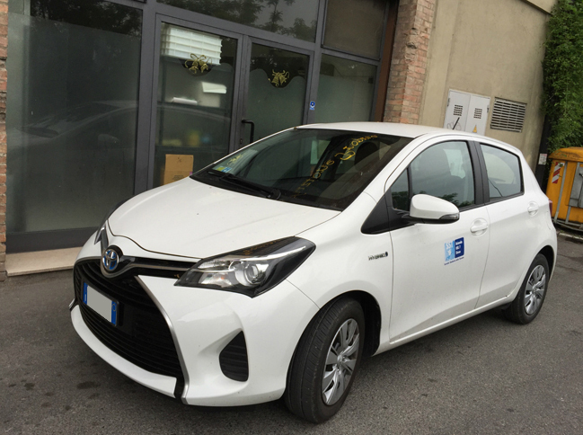 ハイブリッド車の中で、ぶっちぎりのトップセールスを記録する「トヨタ・ヤリス」。これは保健所の公用車。