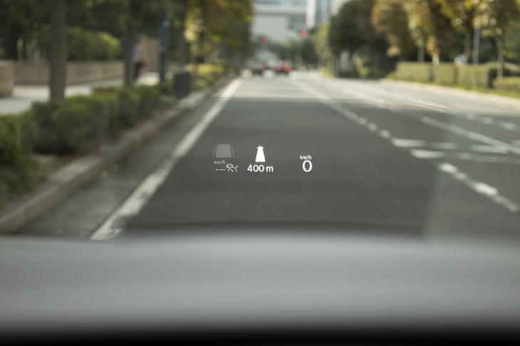 HUDは、フロントウィンドウではなく専用のスクリーンに映像を投影するタイプ。機能に不満はないが、運転中、大きなスクリーンが気になることがあった。