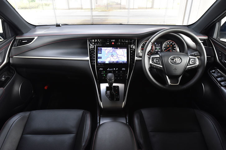 新設の上級グレードに、上質なシート表皮やドアスイッチパネルを用意するなど、マイナーチェンジを機にインテリアの質感向上が図られた。