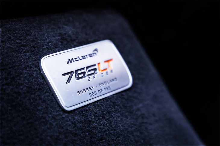 「765LTスパイダー」は全世界765台の限定生産モデルだが、今回試乗した車両はマクラーレンが所有するデモカーで、その限定数にはカウントされていない。コックピット左サイドに備わるシリアルプレートには「000」と刻まれていた。