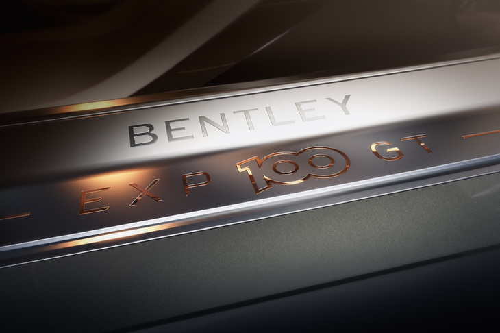 「ベントレーEXP 100 GT」のサイドシル。ゴールドに輝く文字で車名を示している。