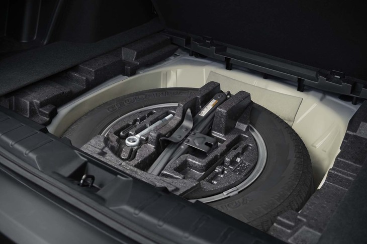 スバル・アウトバック ウィルダネス（スペアタイヤ）