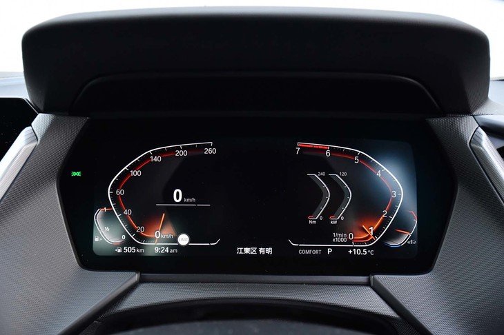 メーターパネルはフル液晶タイプで、他の最新のBMW車と共通のグラフィックデザインが採用されている。