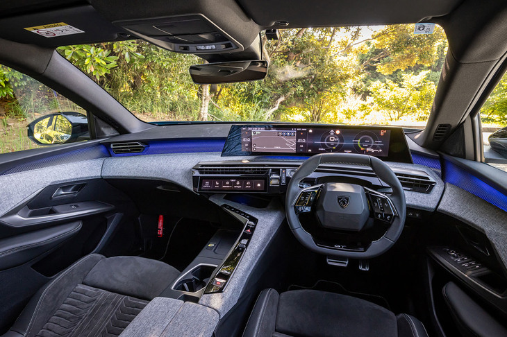 包まれ感のあるプジョー独自の「iコックピット」は、バイザーのない横長の21インチスクリーンをダッシュボード上に配置する「パノラミックiコックピット」に進化。ここでも最新世代モデルあることを印象づける。