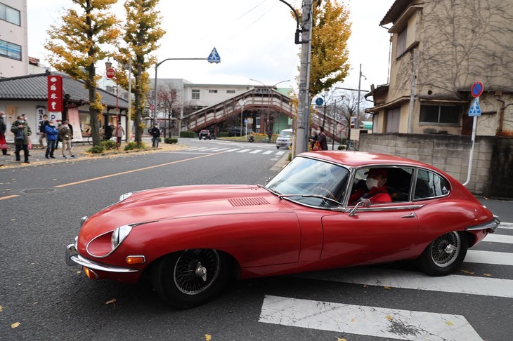 JR谷保駅近くを行く1969年「ジャガーEタイプ2＋2 Sr2」。カメラアングルのせいもあるが、ノーズの長さを再認識させられる図。