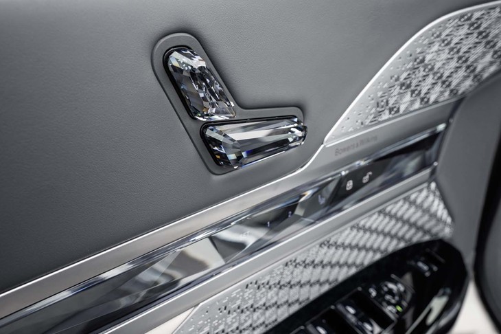 クリスタル調のオーナメントはただの装飾ではなく、巧妙にスイッチ類が内蔵されている。シートポジションの調整スイッチもクリスタル調だ。