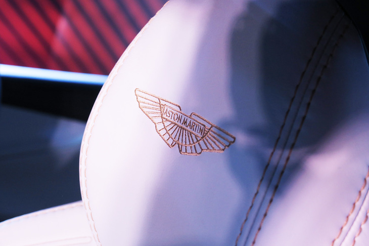 アストンマーティンDBX（フロントシートの刺しゅう）