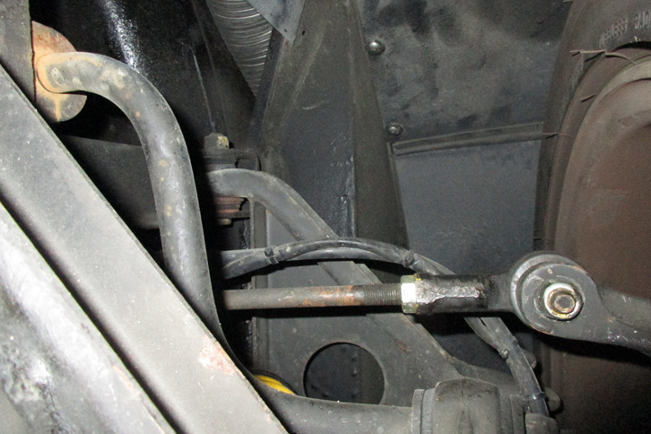 “赤い玉号”のステアリング・タイロッド。パワステも付いてないのに、いったいなぜこんなにスコスコと動くのか……。