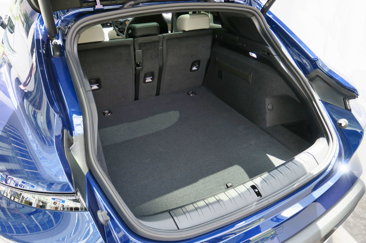 ポルシェ・タイカン4クロスツーリスモ（ラゲッジスペース）