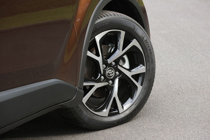 切削光輝処理を施した、18インチアルミホイール。グレードにより、シルバーメタリック塗装の17インチホイールが組み合わされる。