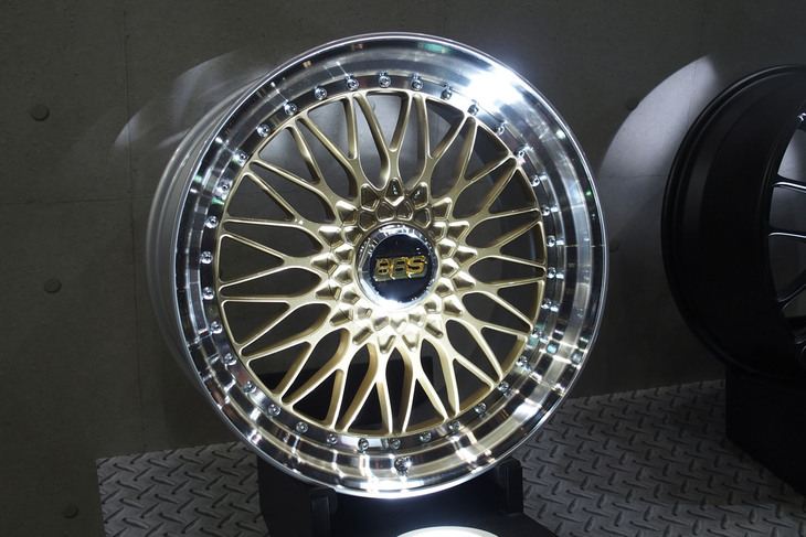 新色として「SUPER-RS」に追加設定された「ゴールド×シルバーダイヤカット」。