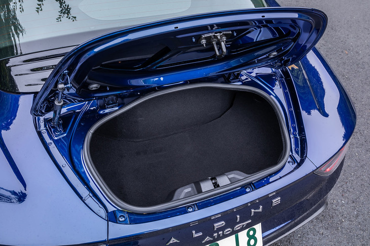 リアトランクの容量は96リッター。フロントボンネット下にも、容量100リッターのラゲッジスペースが設置されている。