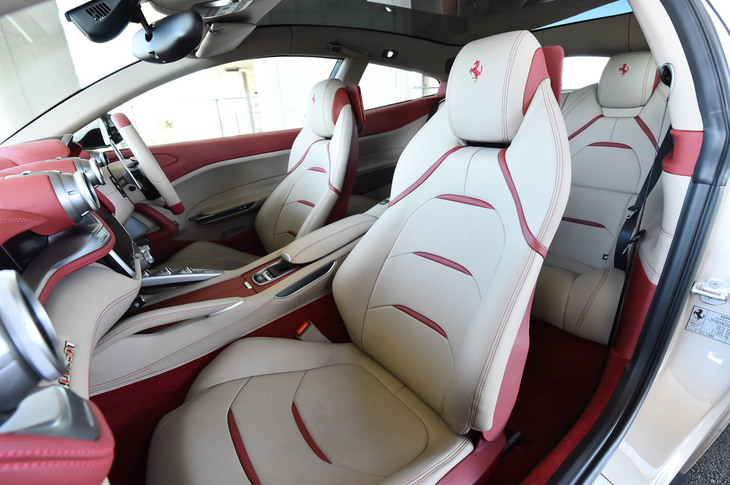 ヘッドレスト一体型のスポーツシート。ヘッドレスト部にある跳ね馬の刺しゅうはオプション扱い。