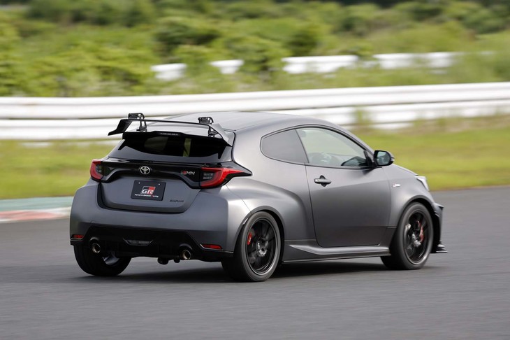 「GRヤリスRZ“ハイパフォーマンス”」比で20kg軽量な「トヨタGRMNヤリス“サーキットパッケージ”」。ルーフ高が10mm下がったことと相まって、運動性能が高まっている。
