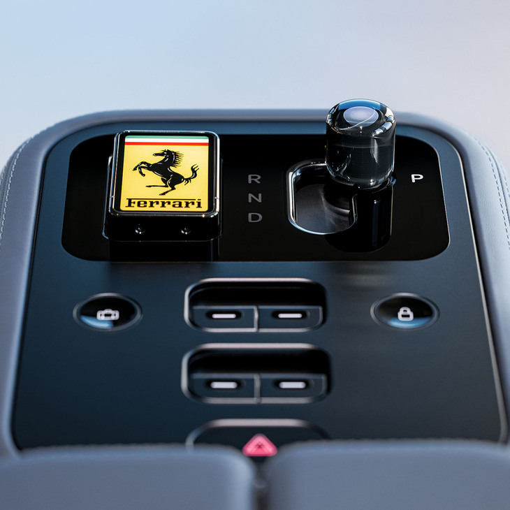 センターコンソールには各サイドウィンドウの操作スイッチがレイアウトされる。シフトセレクター（写真右上）はガラス製で、キー（同左上）は特殊ガラスとディスプレイで構成されている。