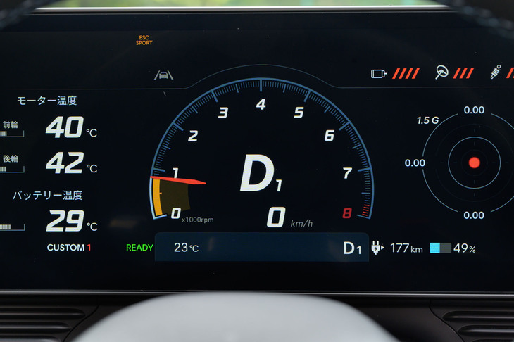「N eシフト」をオンにするとタコメーターが表示され、8段DCTのような疑似変速が可能。パドルで手動変速してもいいが、何もしないといかにもDCTのような自動変速もしてくれる。