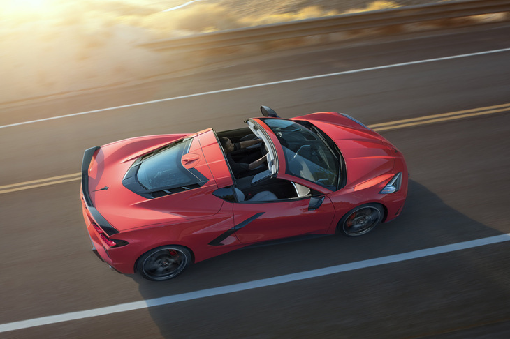 気軽にオープンエアドライブを楽しめる脱着式のルーフは「C3」からの伝統。最新の「コルベット」でも継承されている。