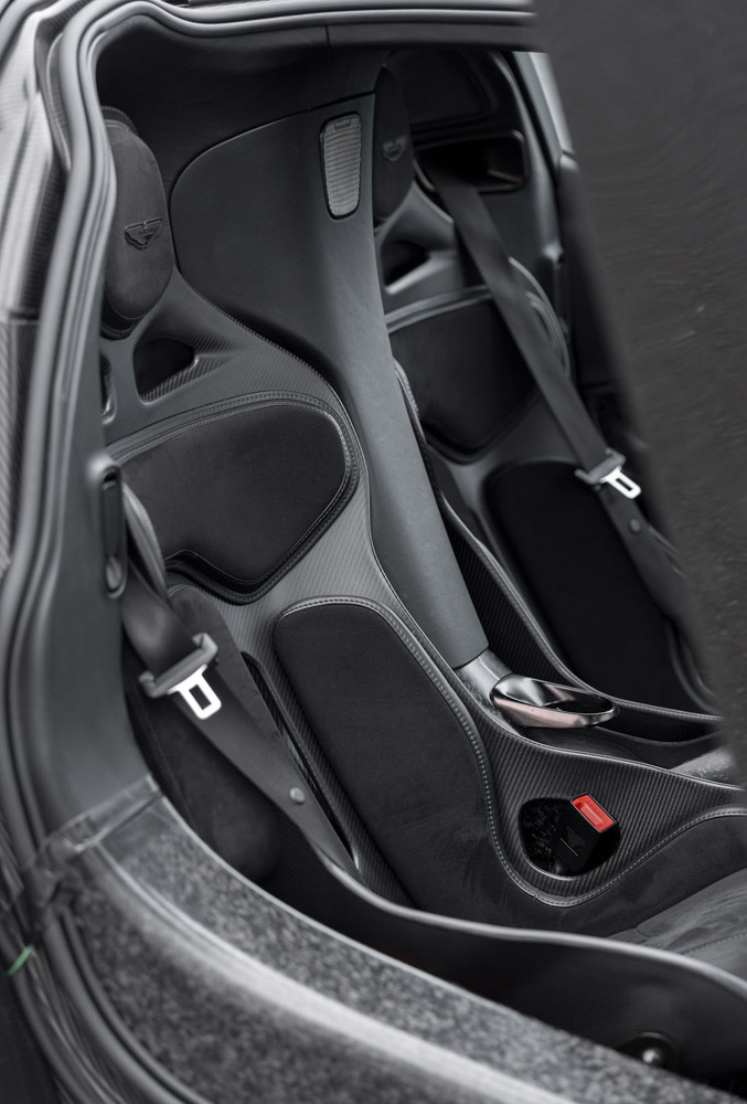 軽量の一体型カーボンファイバー製シート。最大限のサポートを実現し、ドライバーのマシンとの一体感を高めるとうたわれる。