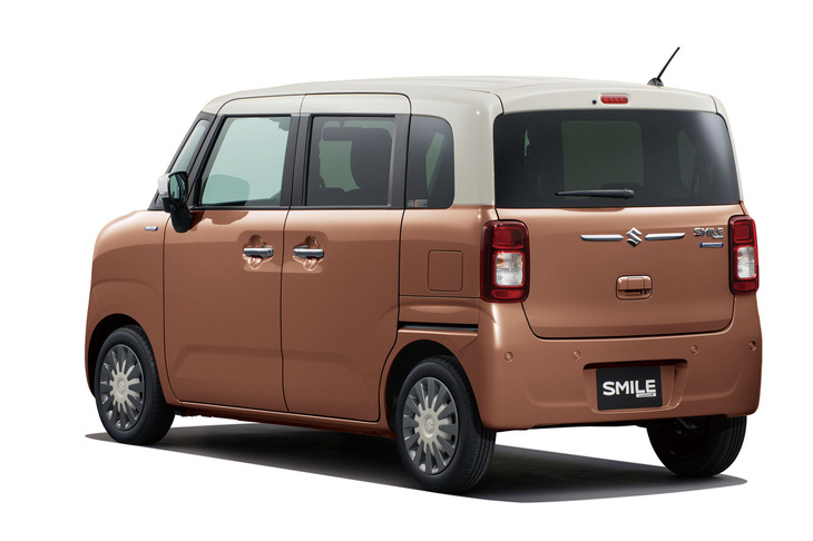 「トーニーブラウンメタリック ソフトベージュ2トーンルーフ」の外板色をまとった「ワゴンRスマイル」。