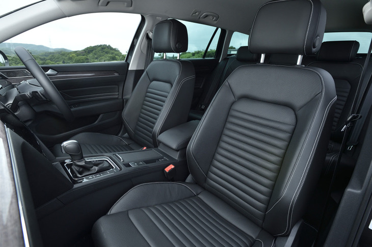 ナッパレザー表皮が標準仕様となる「パサートヴァリアントTSIエレガンス アドバンス」のシート。前席には、ヒーターとベンチレーションシステムが内蔵されている。