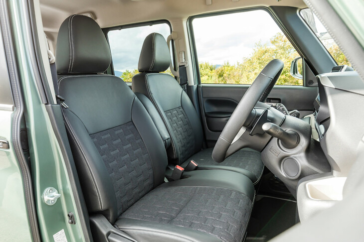 シートにははっ水加工の表皮を採用。展示車のそれは合成皮革とファブリックのコンビタイプだったが、「eKクロス スペース」のように、複数の生地やデザインが用意されるのだろうか？