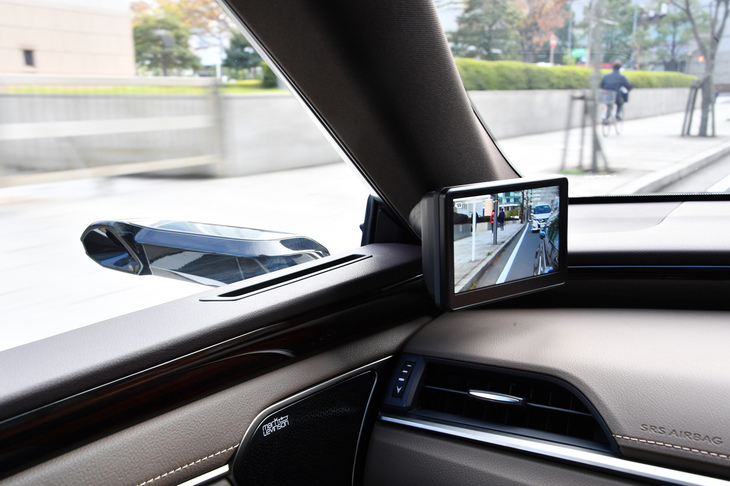 助手席側の「デジタルアウターミラー」およびモニター。通常のサイドミラーに比べ、突起物が小さい分、斜め前方の死角が少なくなる。