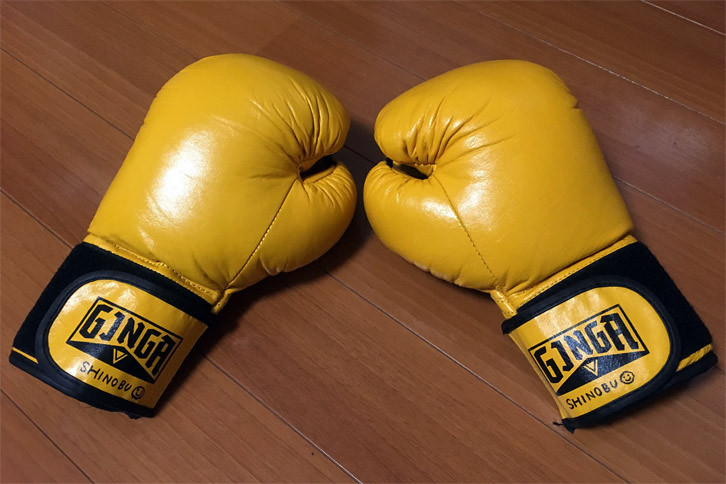 これは頂いたグローブではなくジムで購入したもの。1年使っているのにまだピカピカ。