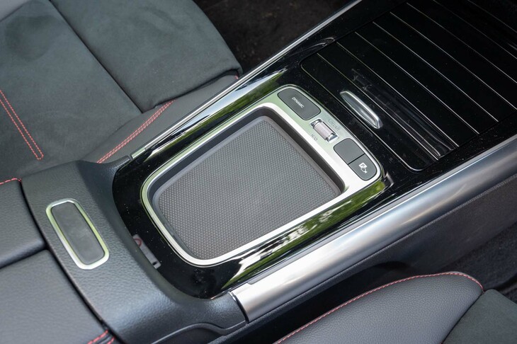 改良前はタッチパッドが備わっていた部分は小物用のトレーに置き換わっている。ただしへりが低いため置くものを選ぶ。