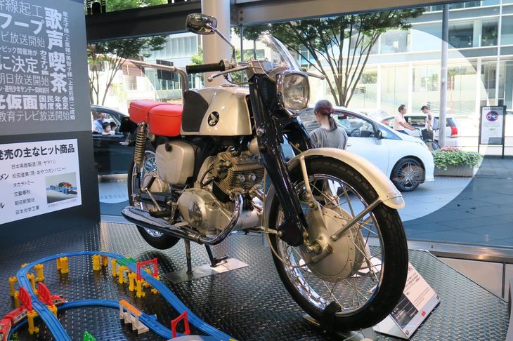 1959年に誕生した「ホンダ・ベンリイCB92スーパースポーツ」（展示車両は1963年製）。「ベンリイC92」を高性能化した市販のスポーツモデルで、初めて「CB」の名が与えられたモデルだった。エンジンは125ccの空冷4ストローク2気筒で、15psを発生した。