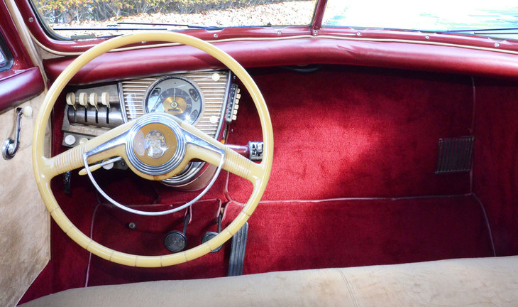 「タッカー'48」の運転席まわり。トランスミッションは、4段MTをベースにギアセレクトのみを電動化した半自動式だった。