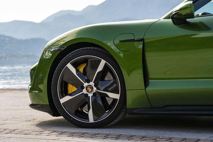 試乗車「タイカン ターボS」（写真）には、「タイカン ターボ」よりも1インチ大きな21インチのアルミホイールが装着されていた。