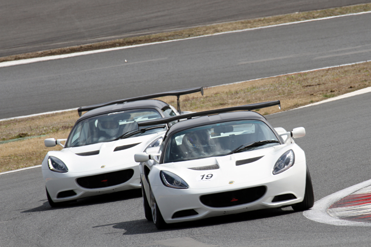 JAE LOTUS 111 CUP第1戦のラストラップで、2位を争う双子のような「フェイズ3 エリーゼS」。