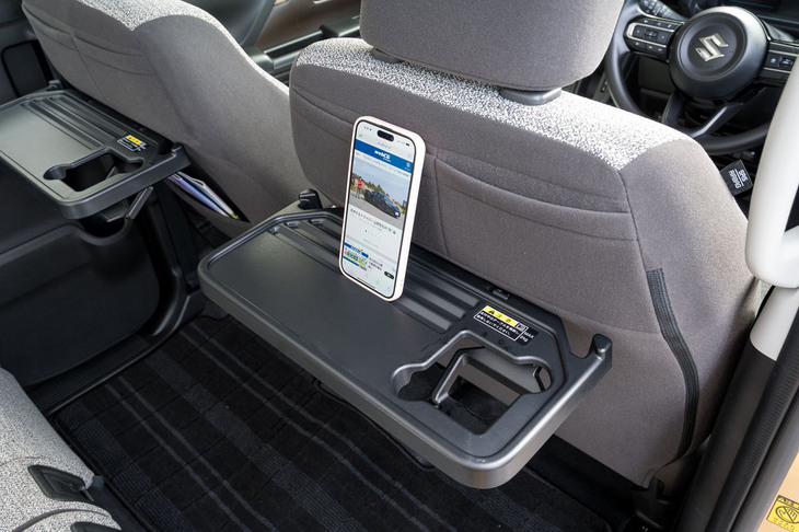 後席用のピクニックテーブルも新開発。カップホルダーに牛乳パックサイズの飲み物が入るようになったほか、スマートフォンやタブレット端末を立てかけるためのスリットが設けられている。