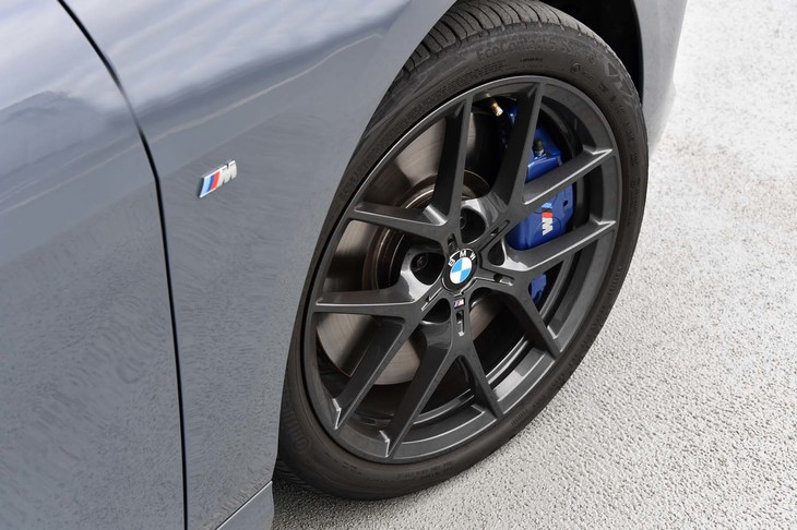 「Vスポーク スタイリング554M」と名づけられた18インチアルミホイールは、セットオプション「Mスポーツプラスパッケージ」に含まれる。標準でもサイズは同じ8J×18インチだが、意匠が異なる。