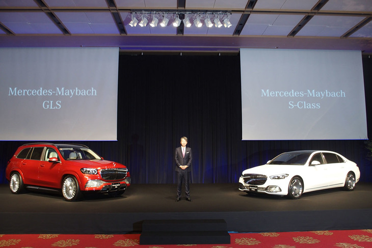 メルセデス・マイバッハの発表会の様子。ステージ上に、新型「Sクラス」（右）と新型「GLS」（左）が展示された。中央はメルセデス・ベンツ日本の上野金太郎社長。