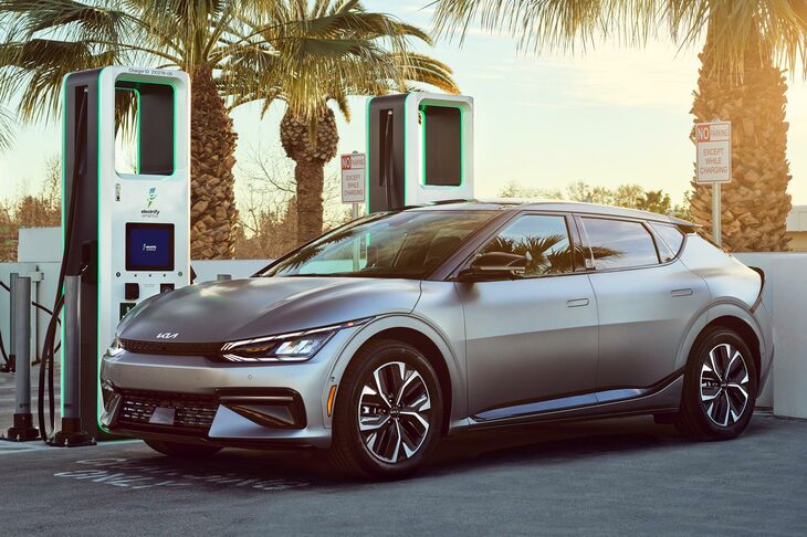 2022年登場の「キアEV6」。全長4.7mのハッチバックのEVで、韓国車として初めて欧州カー・オブ・ザ・イヤーに輝いた。