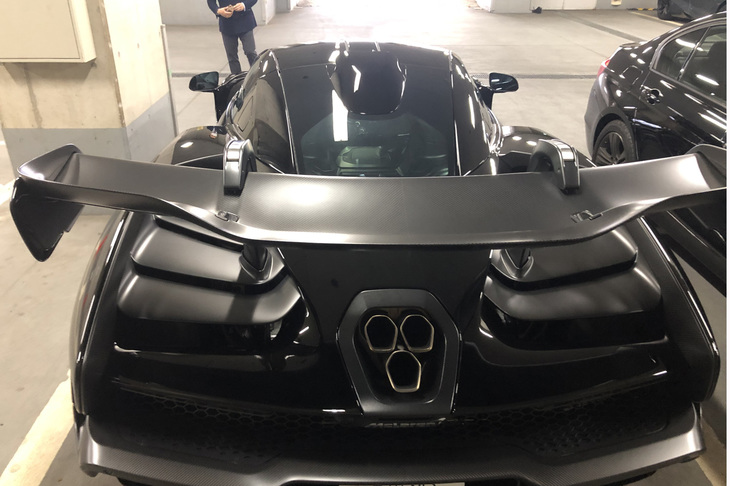 マクラーレン赤坂の駐車場にて、ついにわがエリート特急こと先代「BMW 320d」（写真右の車両）とマクラーレン・セナ（同左）が並んだ！ 時価はおよそ200倍か？　ビッグなウイングと上方排気のマフラーが目を引くその姿は、後ろから見るとまるでバットマンカー！