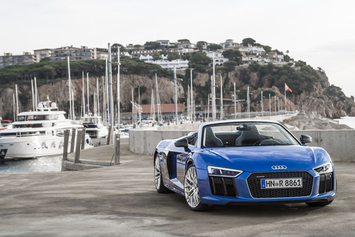 動力性能は0-100km/h加速が3.6秒、最高速は318km/h。