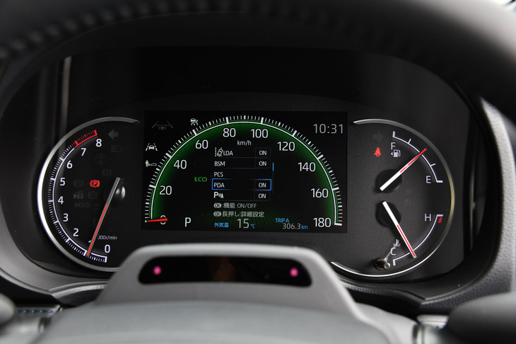 「S-Z」グレードは、メーターパネルに7インチのインフォメーションディスプレイを搭載。各ADAS機能のオン／オフも、ここで操作する。