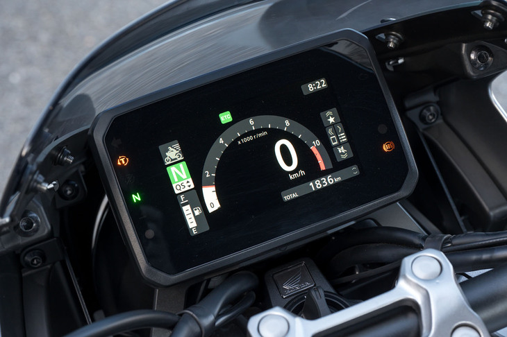 視認性に優れた5インチTFTメーターには、「サークル／バー／シンプル」の3種類の表示デザインを用意。ホンダのライダー向け携帯アプリ「Honda RoadSync」との連携機能も備わっている。