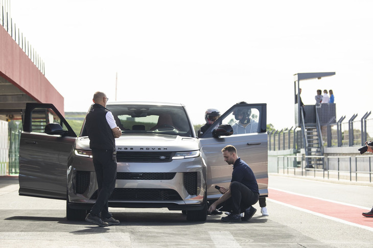 今回は、ポルトガル南部にあるアルガルヴェサーキットでも試乗できた。走りが自慢の「レンジローバー・スポーツSV」にふさわしいステージだ。